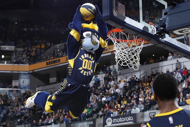 巴黎vs拜仁球迷挂出横幅：滚蛋，财阀纳赛尔！